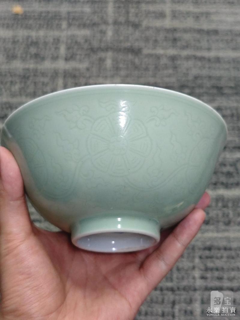 清嘉庆 豆青釉暗刻皮球花纹碗（一对） - 图7